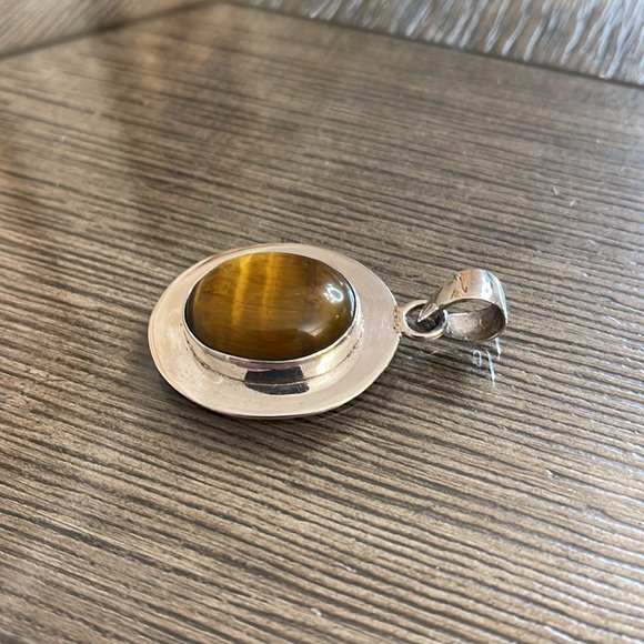 Vintage Oval Sterling Silver Pendant with A Tigers Eye Center - Picture 3 of 11